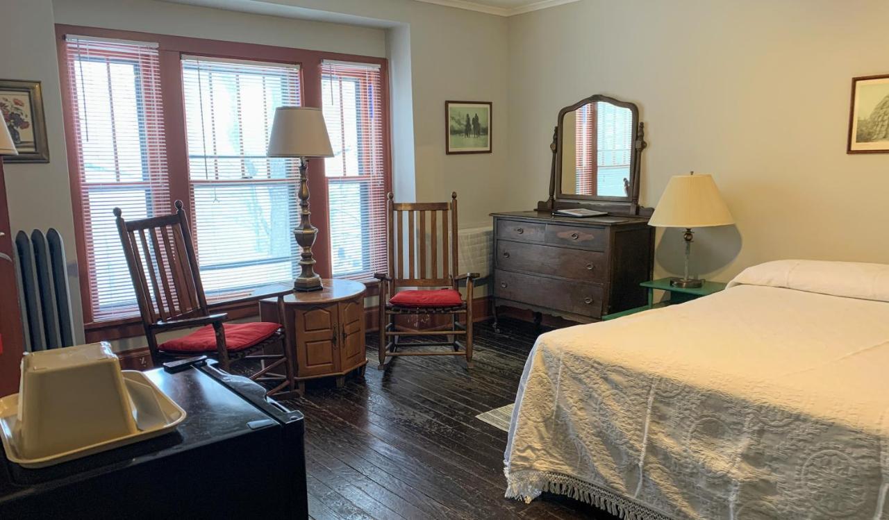 Lakeside Inn Inn *