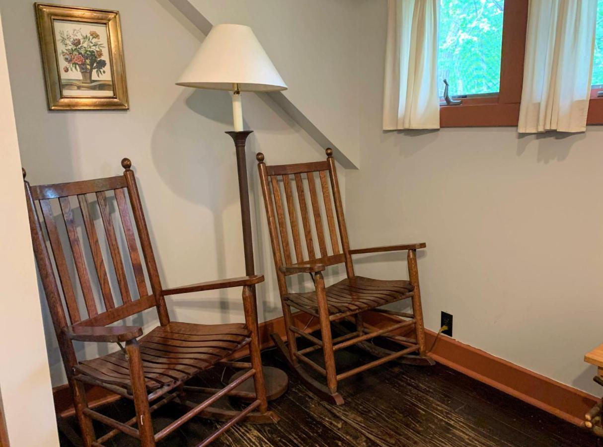 Lakeside Inn Inn *