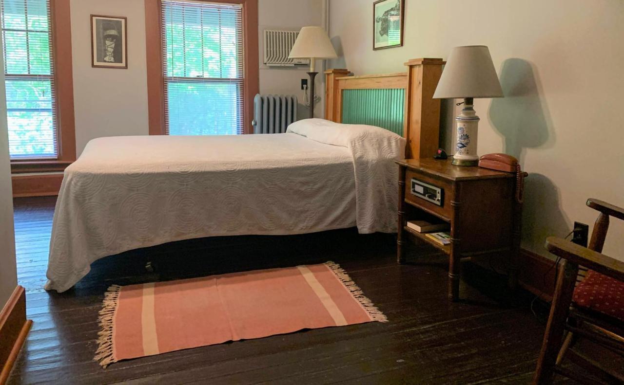 Lakeside Inn Inn