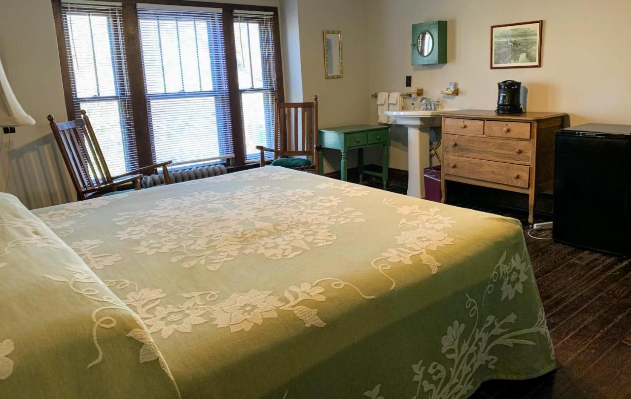 Lakeside Inn Inn *