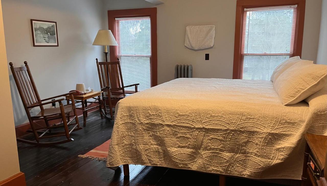 Lakeside Inn Inn