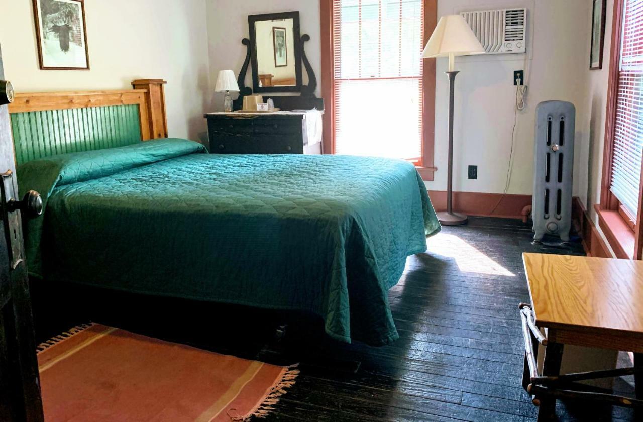 Lakeside Inn Inn *